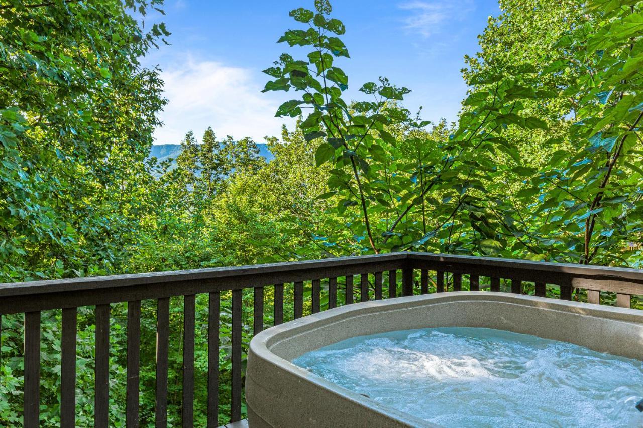 Little Bear, 1 Bedroom, Sleeps 2, Wood Fireplace, Pool Access, Pool Table Gatlinburg Εξωτερικό φωτογραφία