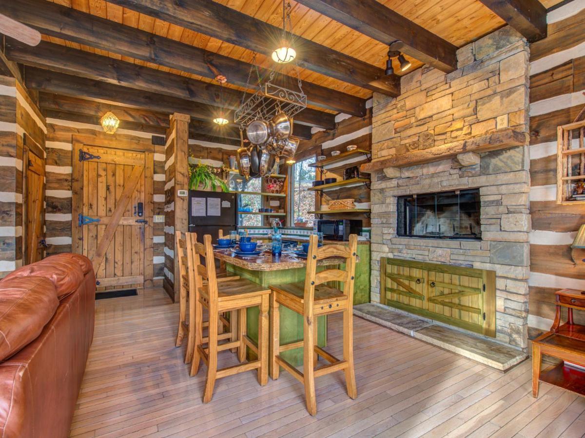 Little Bear, 1 Bedroom, Sleeps 2, Wood Fireplace, Pool Access, Pool Table Gatlinburg Εξωτερικό φωτογραφία