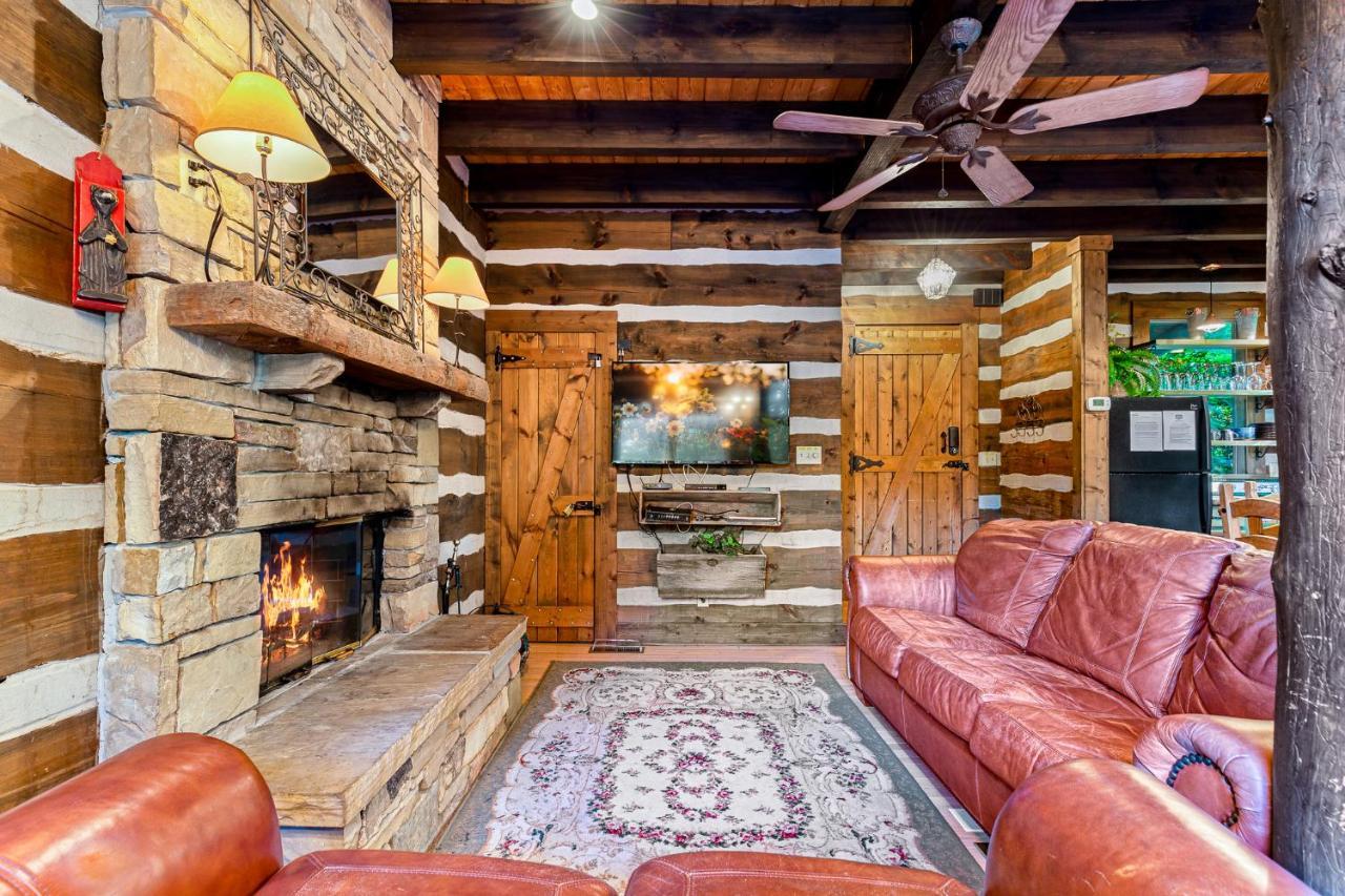 Little Bear, 1 Bedroom, Sleeps 2, Wood Fireplace, Pool Access, Pool Table Gatlinburg Εξωτερικό φωτογραφία